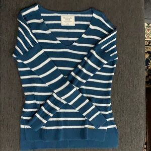 *SOLD* Abercrombie & Fitch V-neck Sweater💙